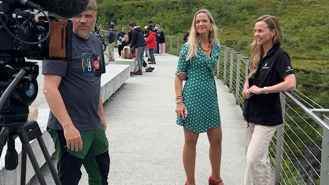 Ein mann og to kvinner står ved eit utsiktspunkt på Flydalsjuvet.