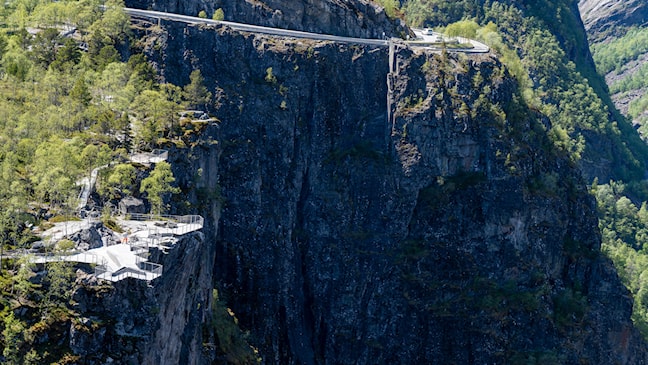 Aussichtspunkt aus Stahl nahe dem Rand der Schlucht.