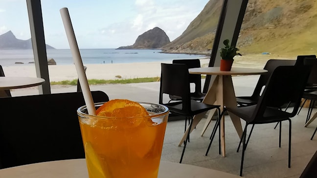 Bild von Saftgläsern, Möbeln und Interieur im Café.