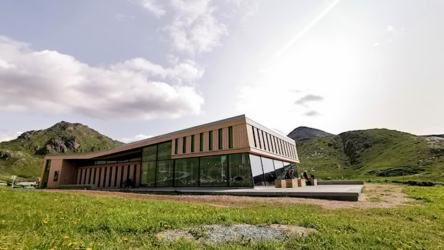 Großes Holzgebäude mit Glasfassade.