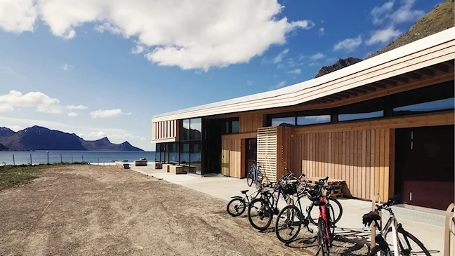 Mehrere Fahrräder stehen vor dem Besucherzentrum.