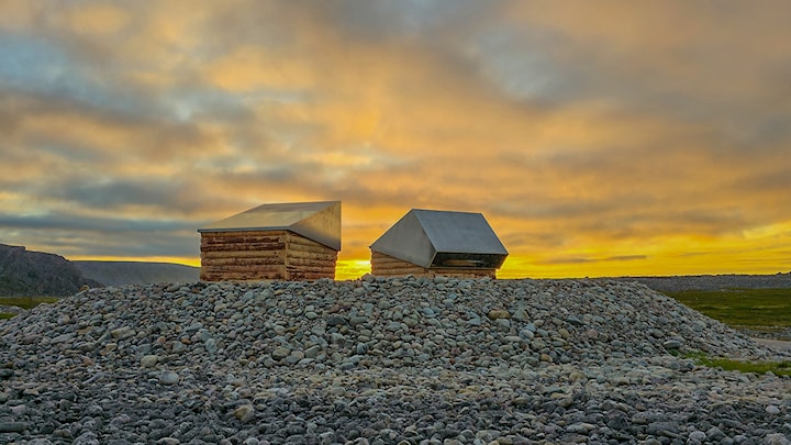 Zwei Toilettengebäude.