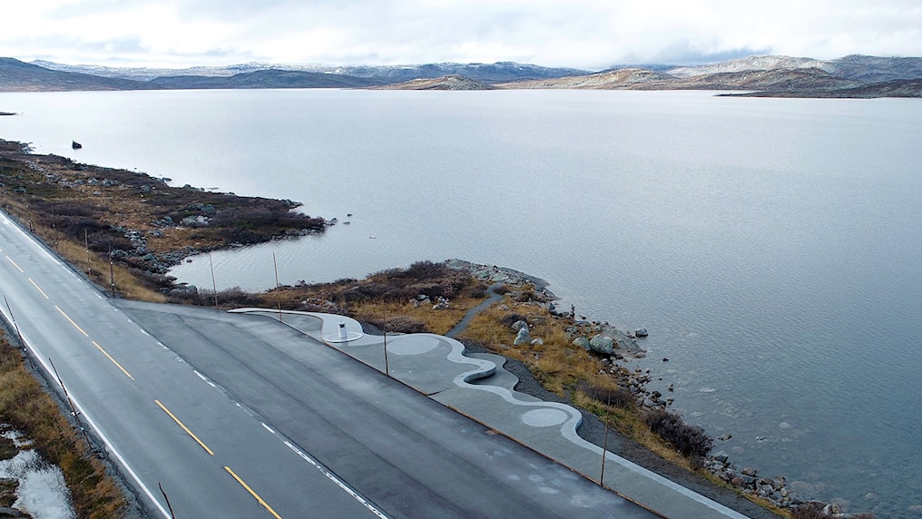Concrete-cast rest area with shapes inspired by Hardangersøm.
