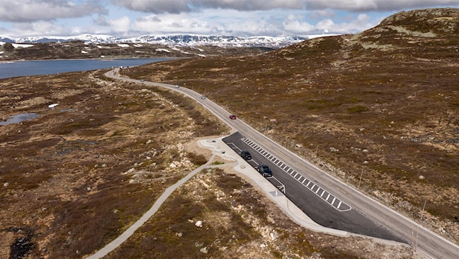 Luftaufnahme eines kleinen Picknickplatzes in einer Berglandschaft.