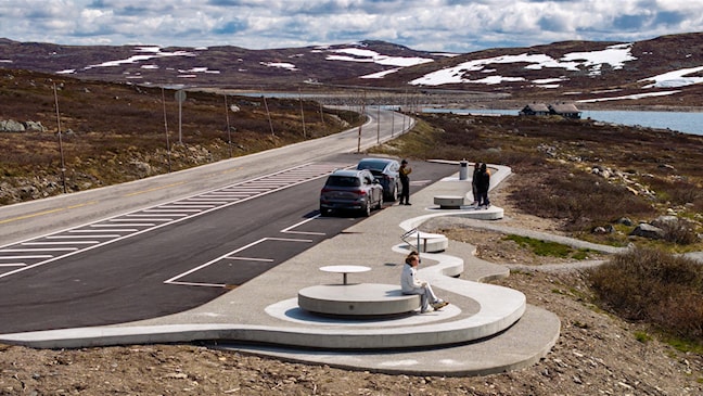 Luftaufnahme eines kleinen Picknickplatzes in einer Berglandschaft