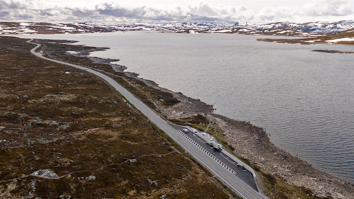 Luftaufnahme eines kleinen Rastplatzes in einer Berglandschaft
