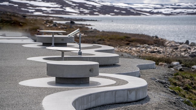 Luftaufnahme eines kleinen Picknickplatzes in einer Berglandschaft.
