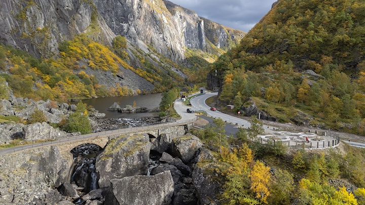 Luftfoto av Måbø bru, Måbøvatnet og ny rasteplass ved rv. 7.