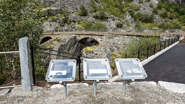 Tre informasjonstavler på rasteplassen.