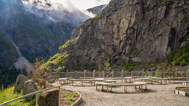 Buktende rastebenker i skiffer.