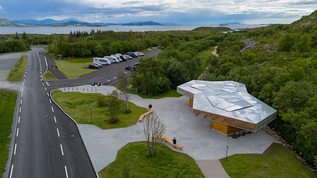Luftfoto av parkering og servicebygg ved Torghatten.