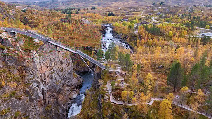 Luftfoto av trappebrua i stål ved Vøringsfossen.