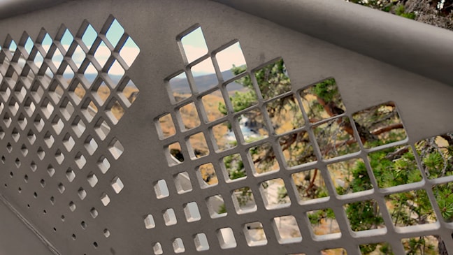 Nærbilde av rekkverk i stål.