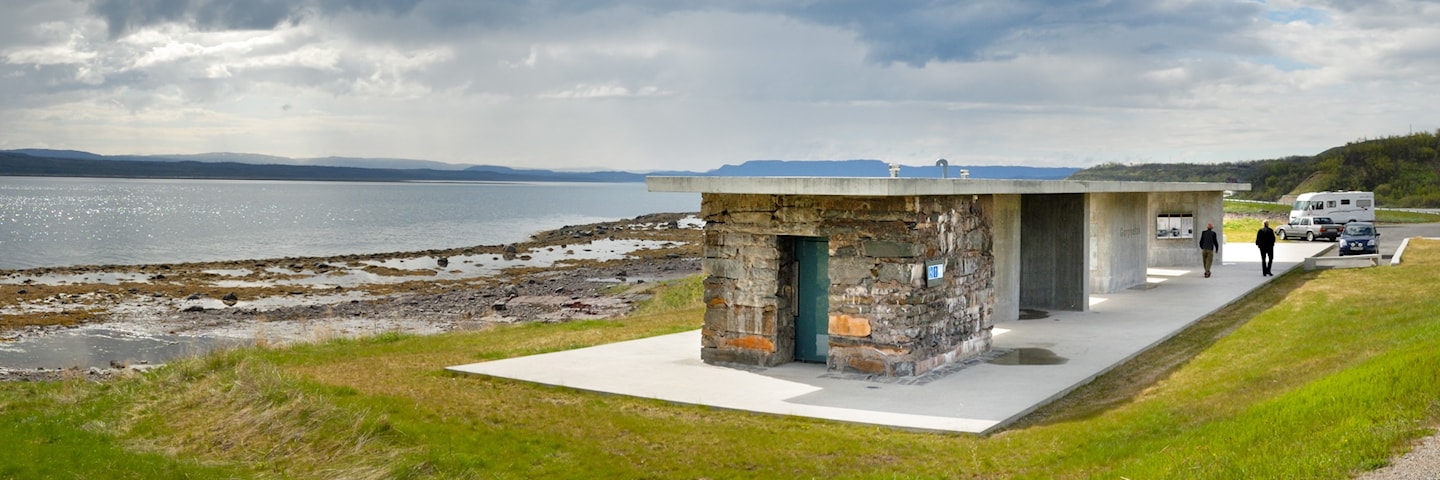 Rasteplassen Gornitak på Nasjonal turistveg Varanger, Europaveg 75 ved Varangerfjorden. Arkitekt: Margrete Friis Landskapsarkitekt: Berg & Dyring.
