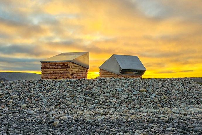 To toalettbygg laget i tre, aluminium og glass.