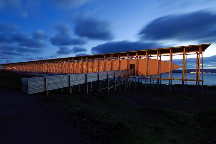 Natt ved Steilneset i Vardø, minnehallen som leder fram til Louise Bourgeois' kunstverk til minne om de 91 som ble brent for trolldomsvirksomhet.