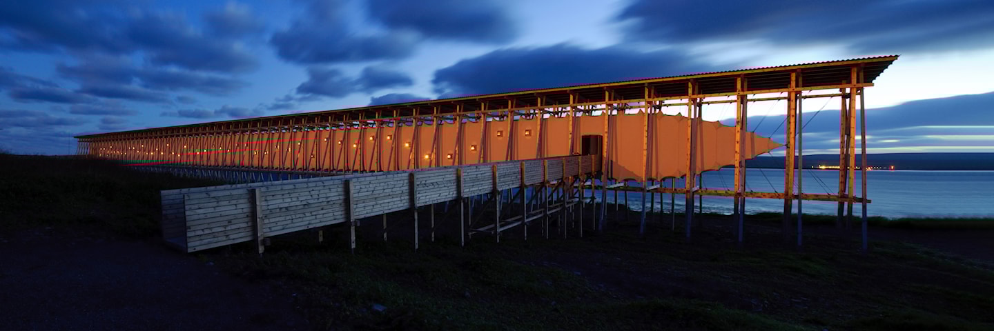 Natt ved Steilneset i Vardø, minnehallen som leder fram til Louise Bourgeois' kunstverk til minne om de 91 som ble brent for trolldomsvirksomhet.