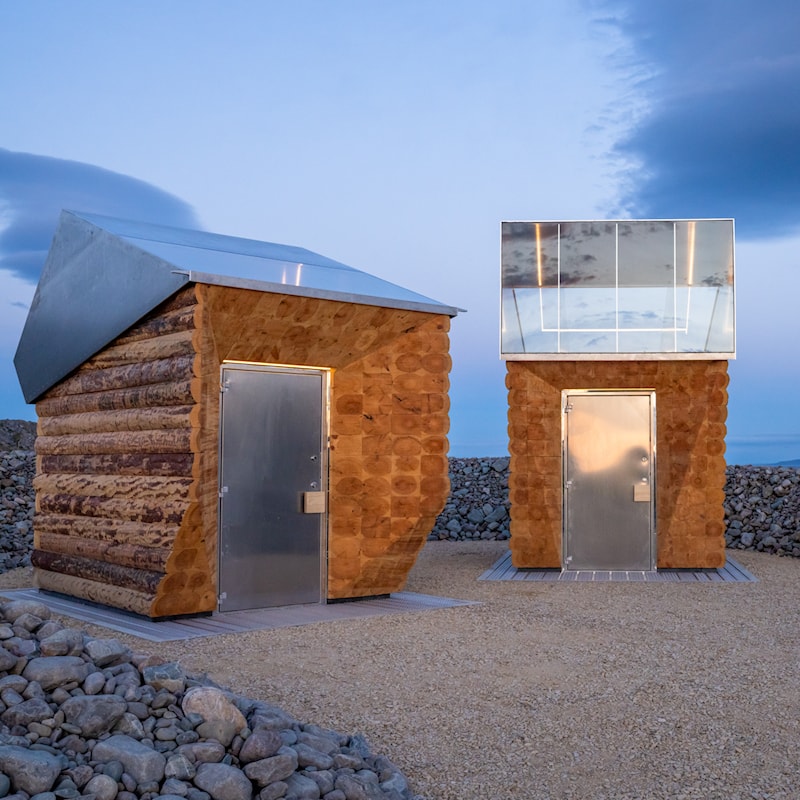 Toalettbygg laget i tre, glass og metall.