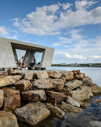 Fuglekikkerskjul på molo ved Vadsø havn, Nasjonal turistveg Varanger. Arkitekt: biotope.no