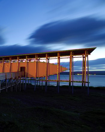 Natt ved Steilneset i Vardø, minnehallen som leder fram til Louise Bourgeois' kunstverk til minne om de 91 som ble brent for trolldomsvirksomhet.
