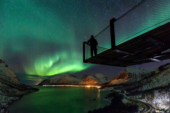 Nordlys sett fra Bergsbotn utsiktsplattform, Nasjonal turistveg Senja. Foto: Espen Bergersen, Fotogalleriet.no