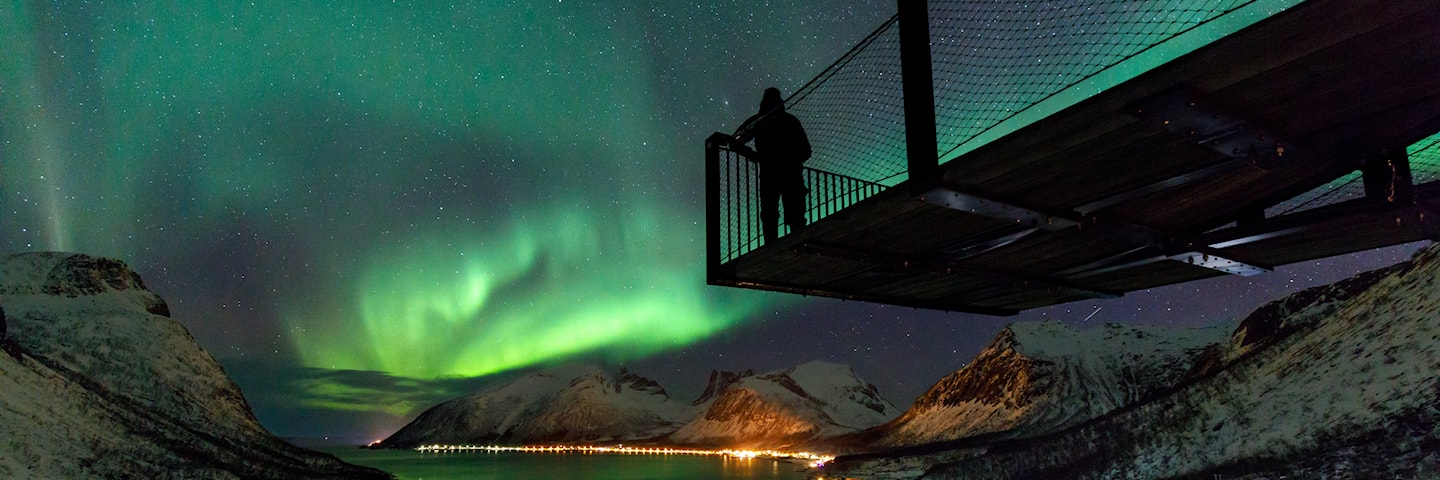 Nordlys sett fra Bergsbotn utsiktsplattform, Nasjonal turistveg Senja. Foto: Espen Bergersen, Fotogalleriet.no