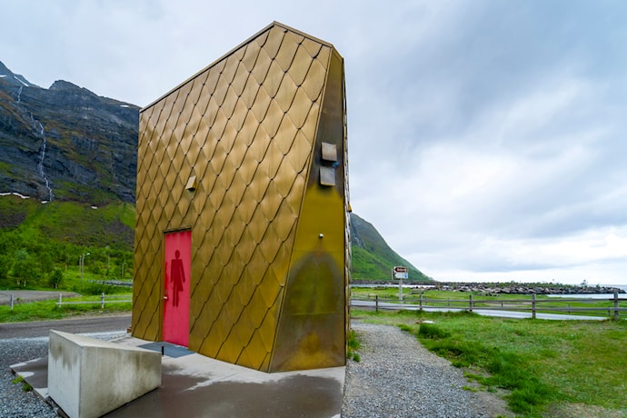Toalettbygget på friluftsområdet Ersfjordstranda, Nasjonal turistveg Senja.