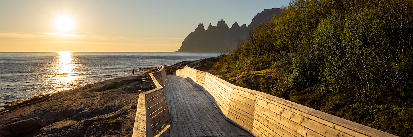 Tungeneset rasteplass, med utsikt mot fjellrekka Okshornan. 