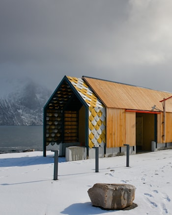 Servicebygget i Mefjordvær.