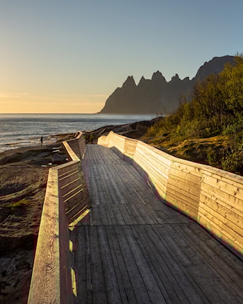 Tungeneset rasteplass, med utsikt mot fjellrekka Okshornan. 