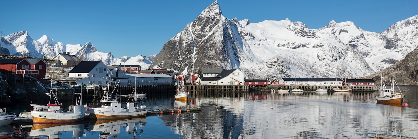 Skagsanden strand med fjell i bakgrunnen.