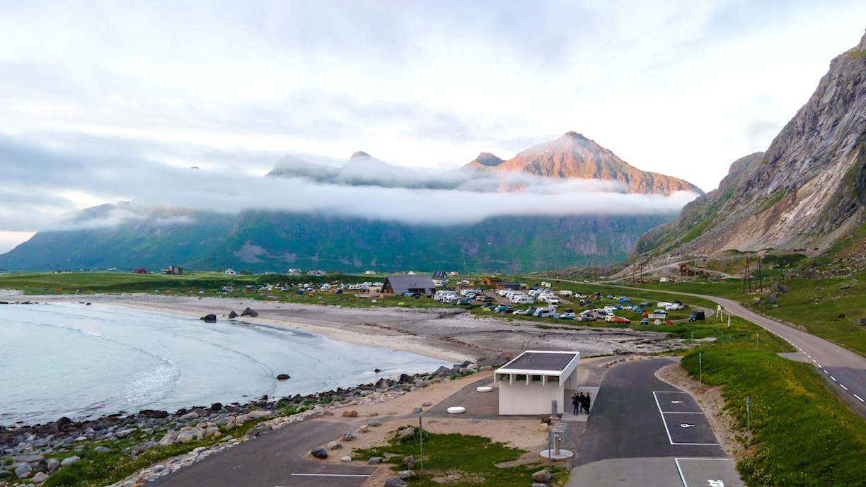 Bobiler ved Brunstranda i Flakstad.