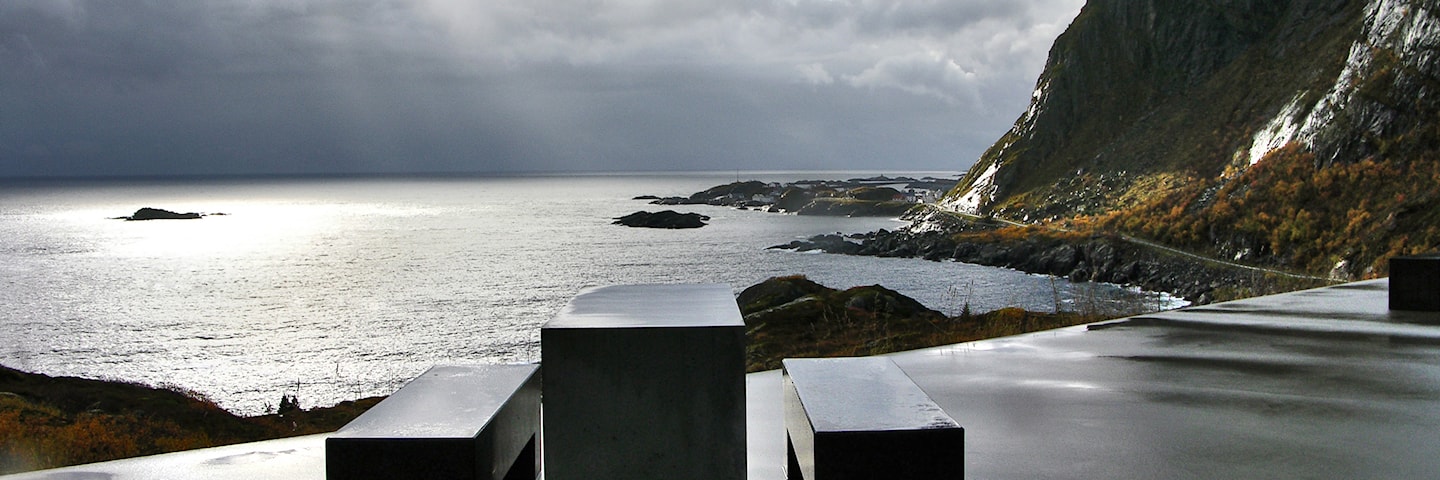 Rasteplassmøbler i stein og betong på Akkarvikodden rasteplass.