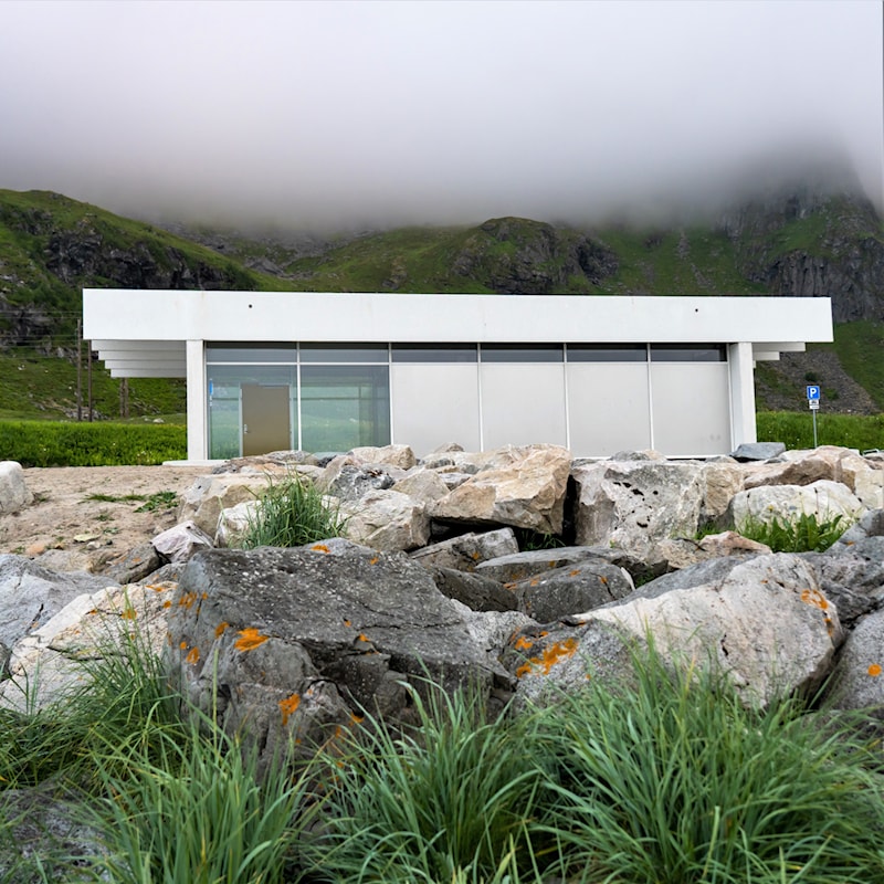 Servicebygg sett fra stranda.