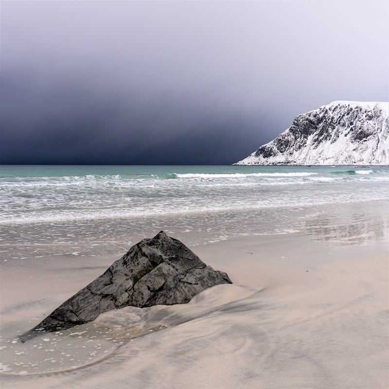 Venterom inne med rundt sittebenk.