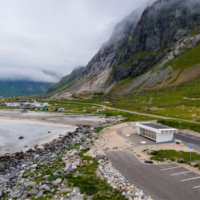 Oversikt over landskapet på Brunstranda. Campingplass i bakgrunnen.