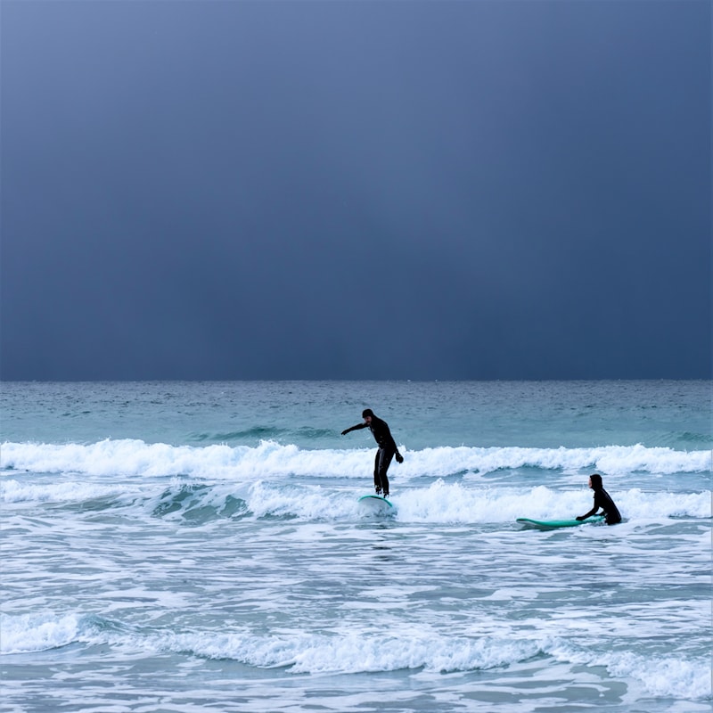 To personer driver vintersurfing