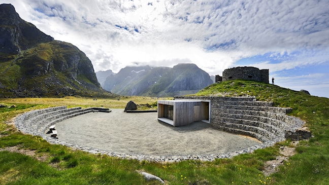 Eggum rasteplass med amfi av gabionmur rundt servicebygg som inneholder kiosk og toalett. Steinbygningen på toppen er krigsminnet Borga – rester av en tysk radarstasjon. Foto: Jarle Wæhler