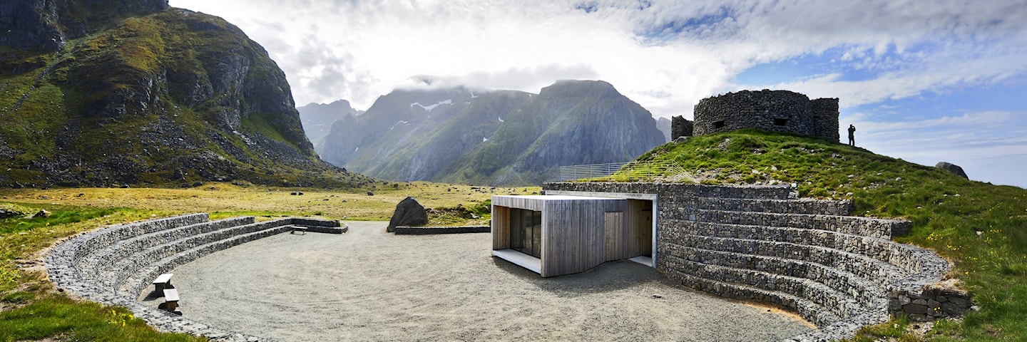Eggum rasteplass med amfi av gabionmur rundt servicebygg som inneholder kiosk og toalett. Steinbygningen på toppen er krigsminnet Borga – rester av en tysk radarstasjon. Foto: Jarle Wæhler