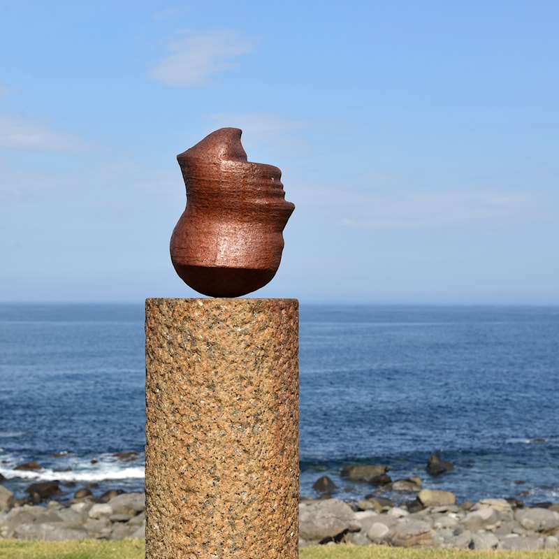 Kunstverk av et hode.