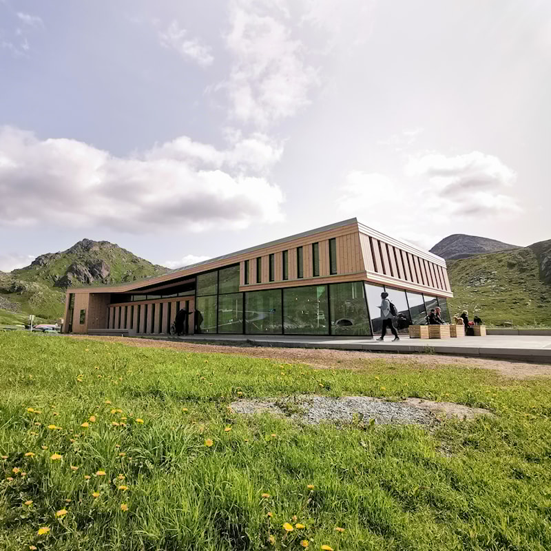 Stor bygning i tre med glassfasader.