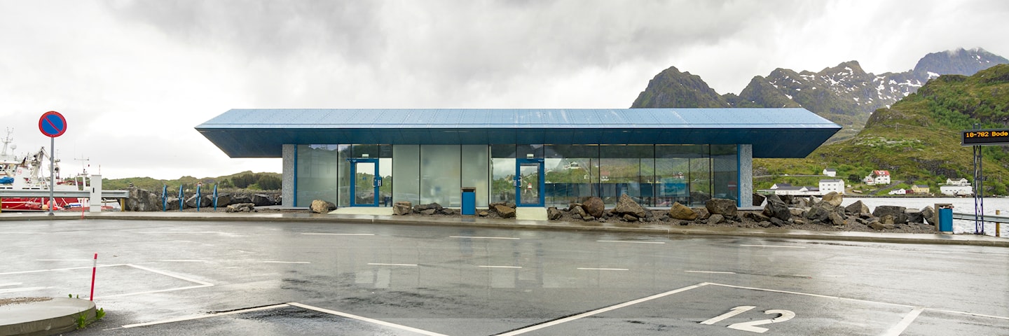 Servicebygget på Moskenes fergekai. Arkitekt: Vardehaugen Arkitekter AS.