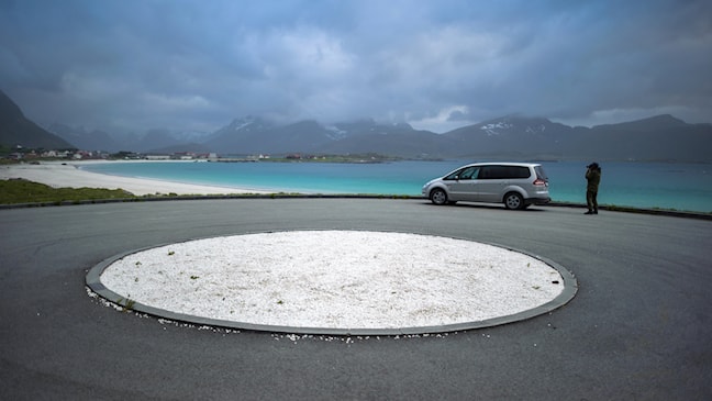 Utsikts- og parkeringsplass ved Rambergstranda i Flakstad.