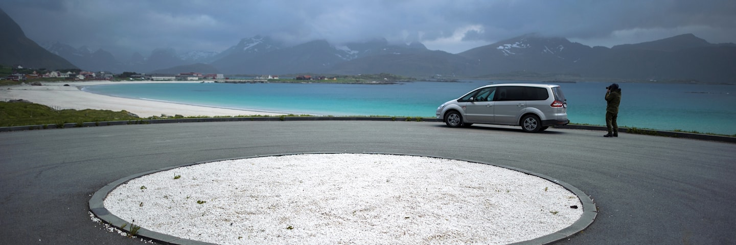 Utsikts- og parkeringsplass ved Rambergstranda i Flakstad.