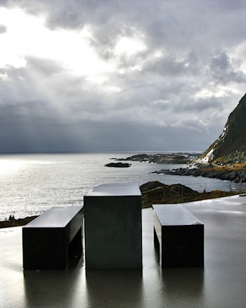 Rasteplassmøbler i stein og betong på Akkarvikodden rasteplass.