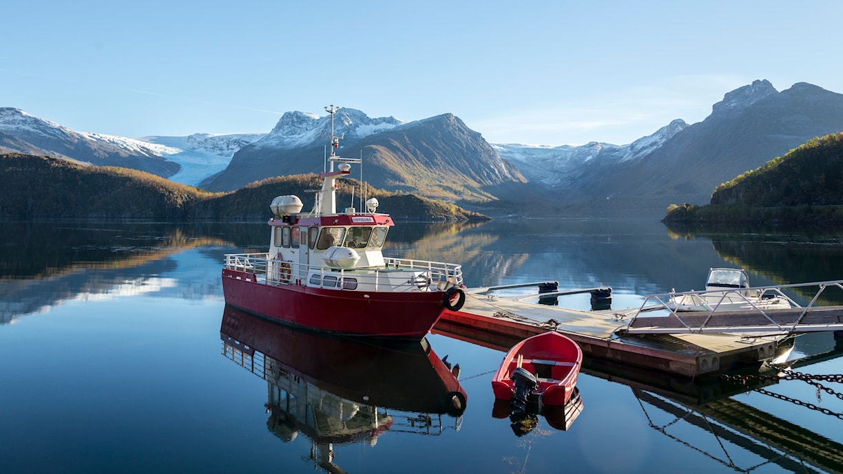 Holandsfjorden med brearmen Engabreen på Svartisen.