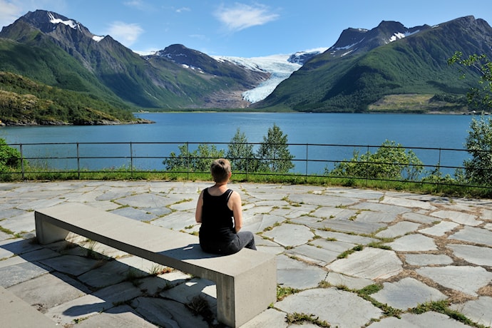 Braset med utsikt mot Engabreen, Svartisen. Braset ligger ved ved fylkesveg 17 («Kystriksvegen»), Nasjonal turistveg Helgelandskysten.