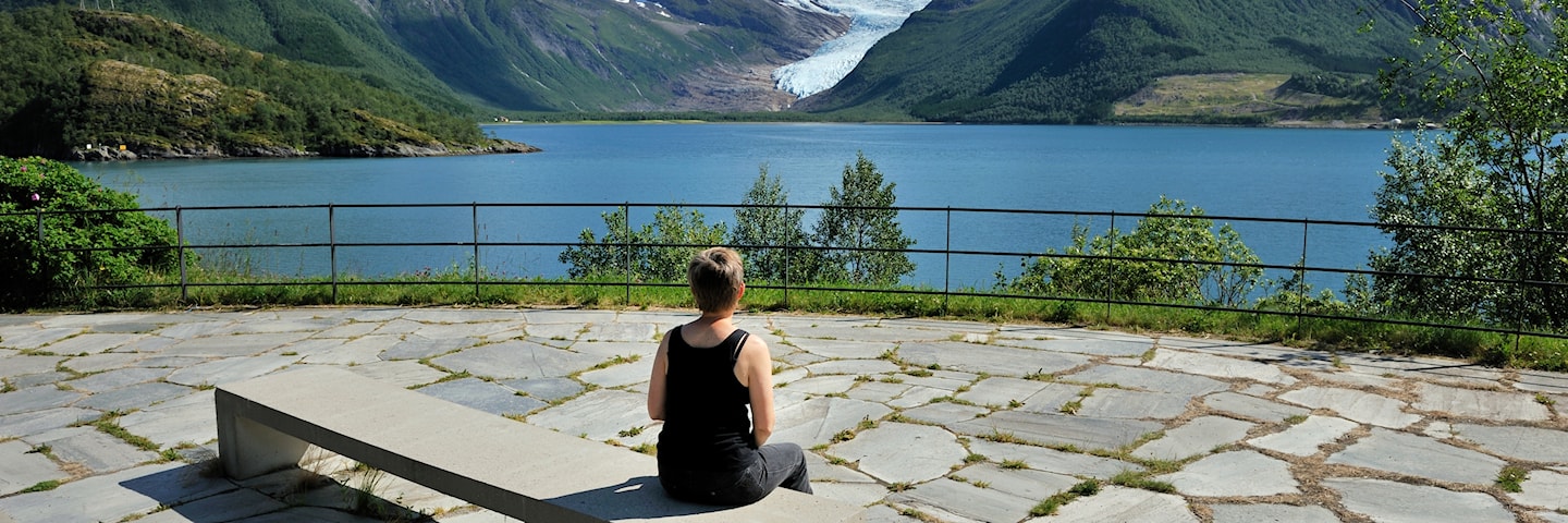 Braset med utsikt mot Engabreen, Svartisen. Braset ligger ved ved fylkesveg 17 («Kystriksvegen»), Nasjonal turistveg Helgelandskysten.