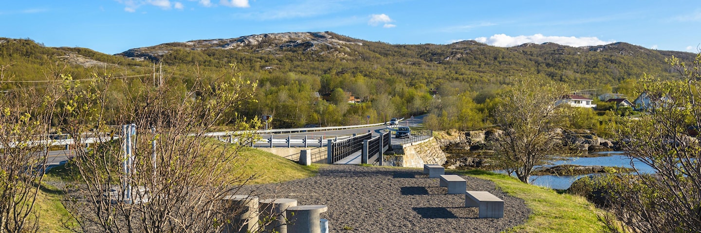 Godøystraumen rasteplass like nord for Saltstraumen, nordre ytterpunkt på Nasjonal turistveg Helgelandskysten.