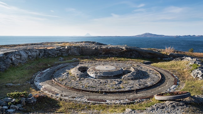 Rester etter kanonstillinger ved Grønsvik kystfort i Lurøy, krigsminne beliggende inntil Nasjonal turistveg Helgelandskysten.